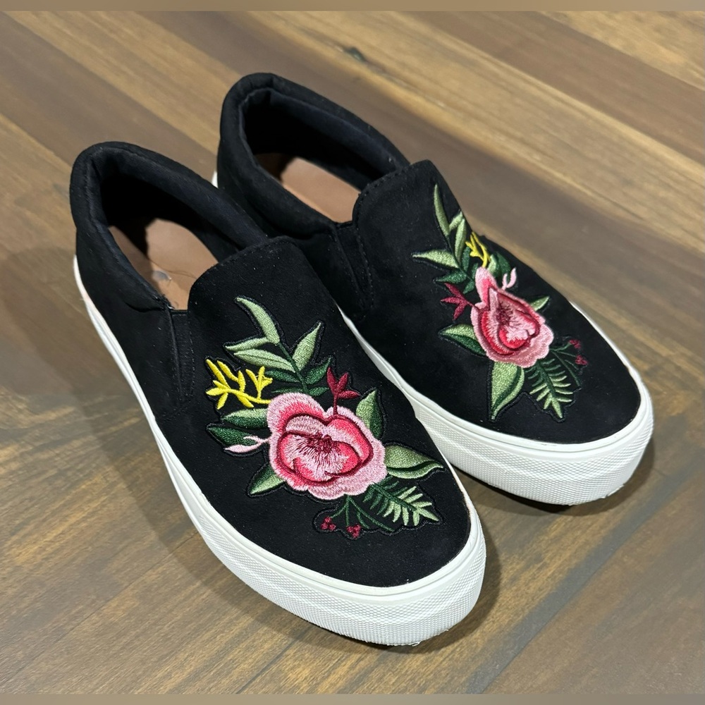 Women's Big Buddha Embroidered Pink Rose Skate Shoes Black Velvet Slip Ons Sz 6